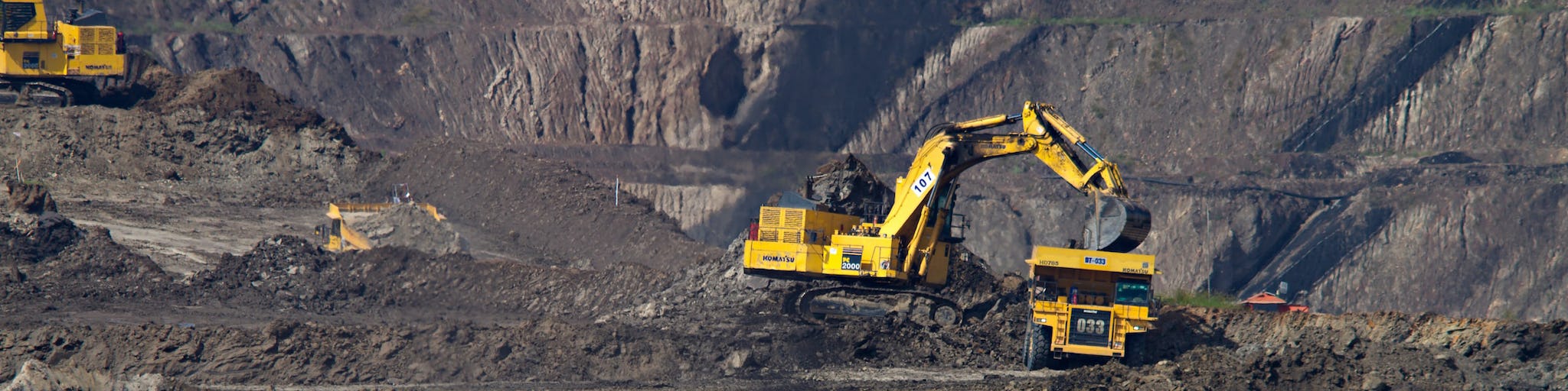 construction vehicles fitted with tracklogix gps trackers working in a quarry
